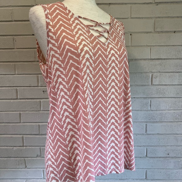 Tops - NWT🌸Printed Sleeveless Blouse